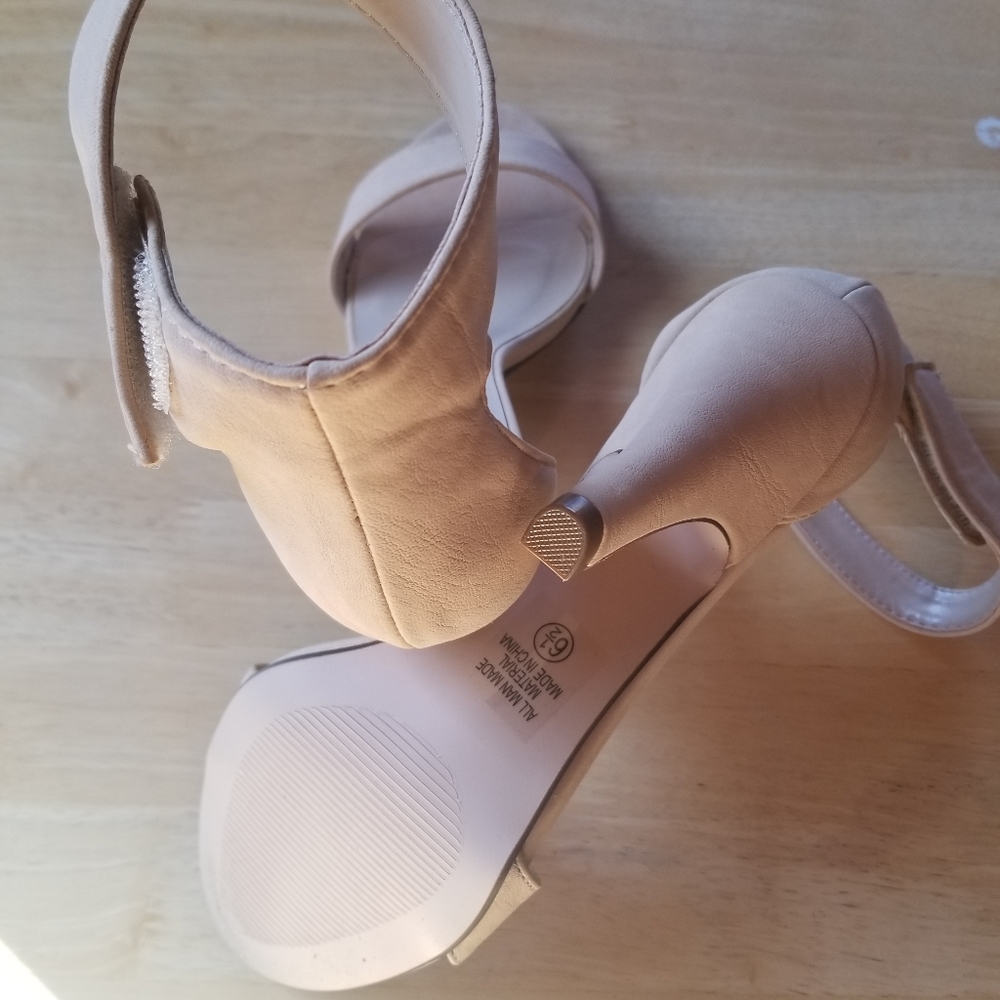 High fashion shoe  tan new heels